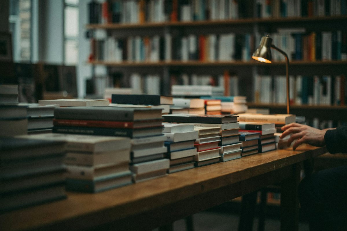 Stapel von Sachbüchern auf einem Holztisch in einer Berliner Buchhandlung
