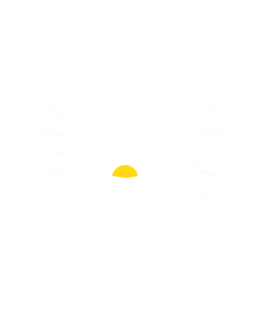 Eine geöffnete Tür mit Vorhängen gibt den Blick auf einen Weg und eine aufgehende Sonne frei.