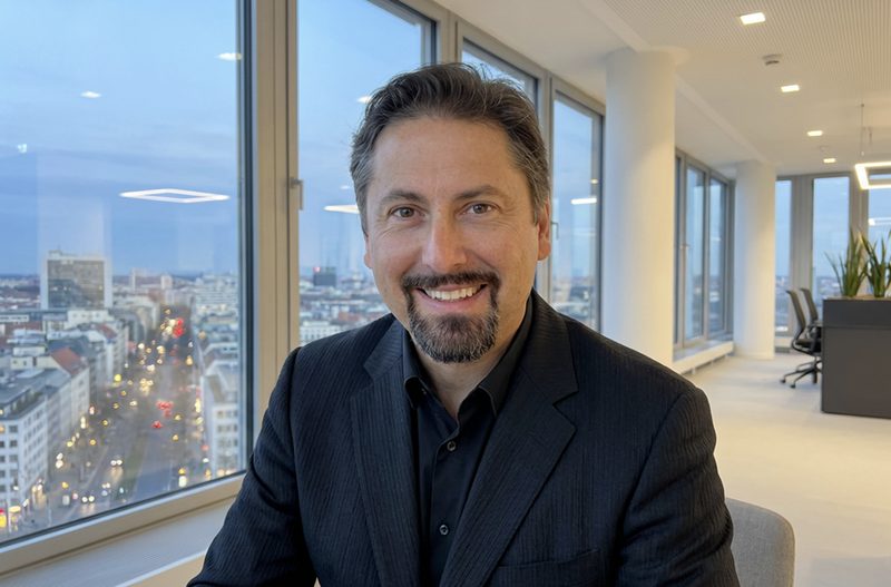 Niko Martzy, Porträt im Büro über den Dächern von Berlin