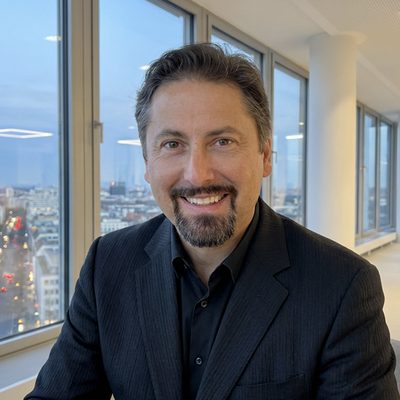 Niko Martzy, Porträt im Büro über den Dächern von Berlin